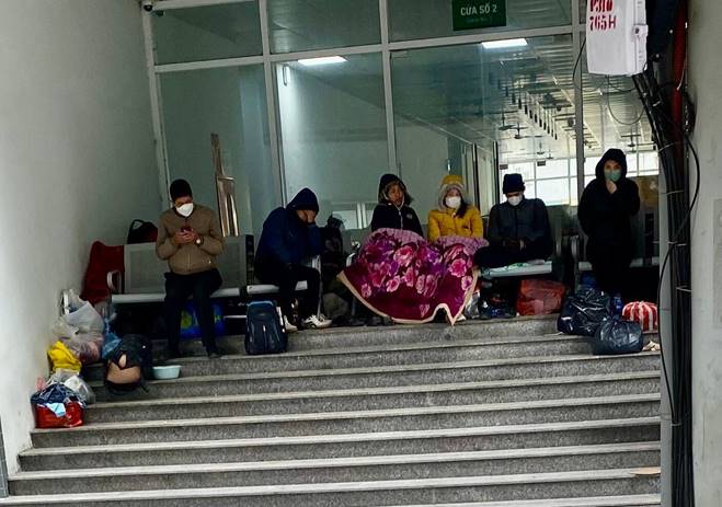 Dành tiền chữa bệnh cho con, cha mẹ quấn chăn nằm cửa viện-2