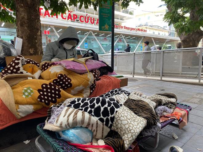 Dành tiền chữa bệnh cho con, cha mẹ quấn chăn nằm cửa viện-7