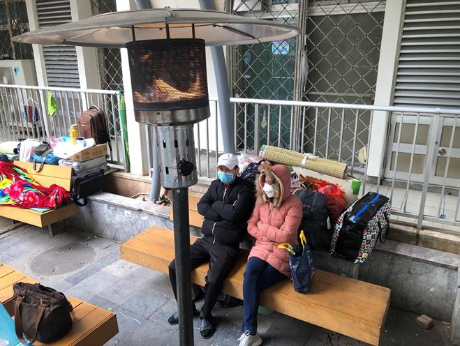 Dành tiền chữa bệnh cho con, cha mẹ quấn chăn nằm cửa viện-8