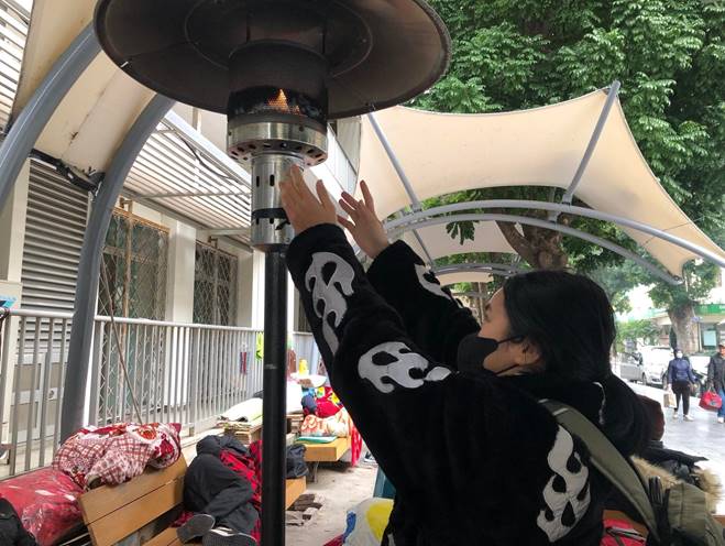 Dành tiền chữa bệnh cho con, cha mẹ quấn chăn nằm cửa viện-9