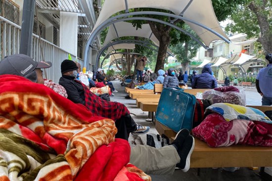 Dành tiền chữa bệnh cho con, cha mẹ quấn chăn nằm cửa viện