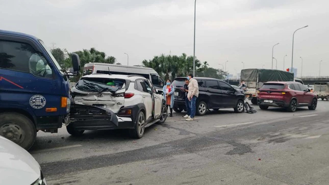 Tai nạn liên hoàn giữa 6 ô tô trên phố ở Hà Nội-1