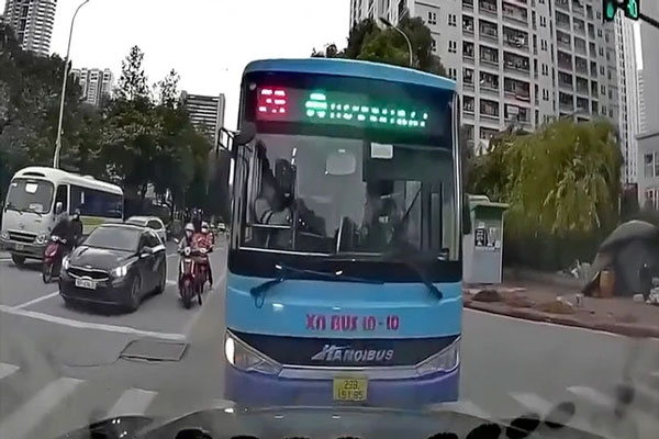 Tước giấy phép lái xe của tài xế xe buýt đi ngược chiều, chặn đầu ôtô-1