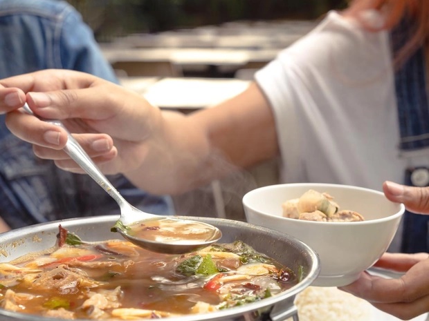 Một hành động nhỏ sau khi nấu canh có thể khiến cả nhà ngộ độc, bác sĩ đưa ra cảnh báo-1