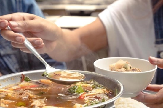 Một hành động nhỏ sau khi nấu canh có thể khiến cả nhà ngộ độc, bác sĩ đưa ra cảnh báo