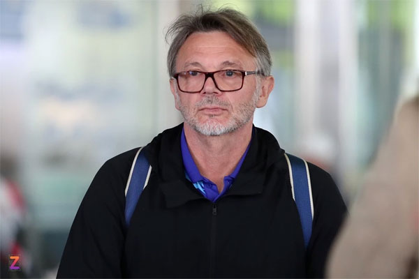 Vì sao VFF không sa thải HLV Troussier?-1