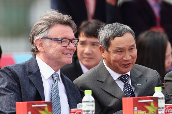 Vì sao VFF không sa thải HLV Troussier?-2