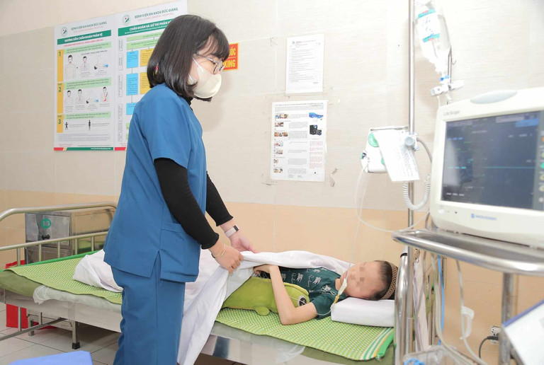 Bé gái Hà Nội hôn mê vì căn bệnh tưởng chỉ người lớn mới mắc-1
