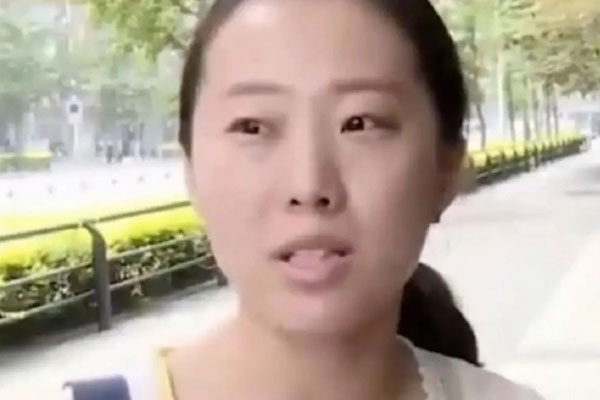 Gửi 35 triệu đồng vào thẻ ngân hàng, hôm sau bị trừ 35 lần phí quản lý, người phụ nữ tức mình đi kiện: Thà bỏ ống heo còn hơn-1