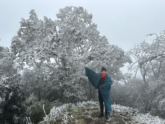 Giới trẻ vượt hàng trăm kilomet, mặc 5 lớp áo đi săn băng tuyết ở Mẫu Sơn-1