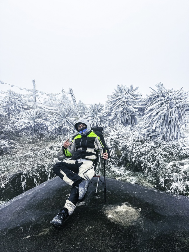 Giới trẻ vượt hàng trăm kilomet, mặc 5 lớp áo đi săn băng tuyết ở Mẫu Sơn-10