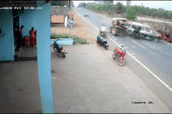 Clip: Ngủ gật, tài xế ô tô đâm sập hàng rào nhà dân-1