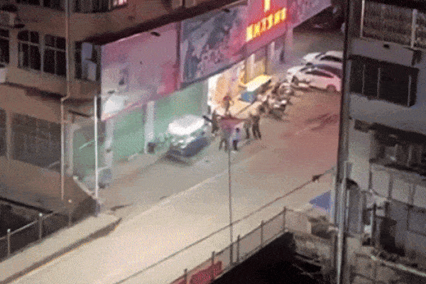 Clip: Người dân giăng bạt cứu sống em bé rơi xuống từ tầng 3