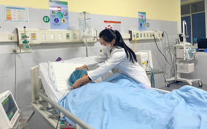 Đốt củi để sưởi ấm, 2 người ở Thanh Hoá suýt mất mạng-1