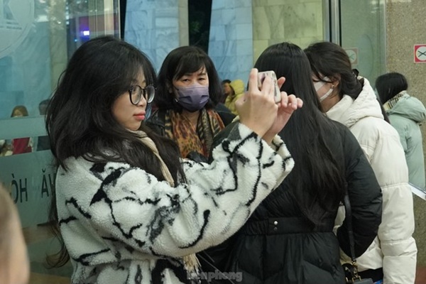 Ngày ghi hình Táo Quân đầu tiên: Phe vé đông nghịt, khán giả náo nức-4