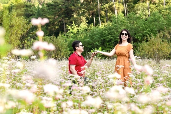 NSƯT Chí Trung quỳ gối trước bạn gái kém 18 tuổi gây xôn xao-1