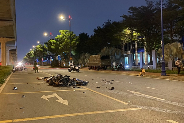 Cắt thành thùng xe buýt để giải cứu nạn nhân bị mắc kẹt sau tai nạn ở Nghệ An-3