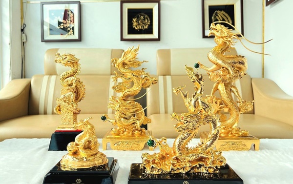 Tượng rồng, hoa lan dát vàng giá hàng chục triệu săn khách dịp Tết-1