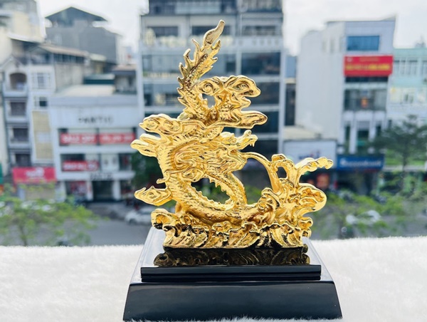 Tượng rồng, hoa lan dát vàng giá hàng chục triệu săn khách dịp Tết-3