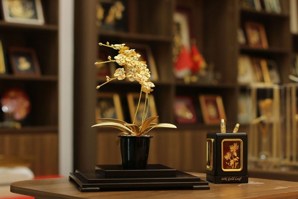 Tượng rồng, hoa lan dát vàng giá hàng chục triệu săn khách dịp Tết-6