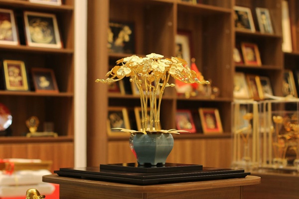 Tượng rồng, hoa lan dát vàng giá hàng chục triệu săn khách dịp Tết-7