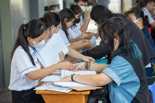 Nhiều trường đại học ở TPHCM yêu có điều kiện với điểm học bạ-2