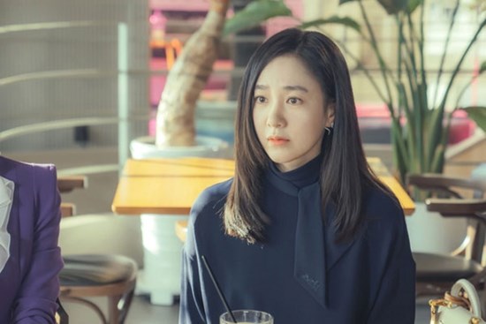 Thấy chồng luôn tránh mặt mình mỗi khi nghe điện thoại của mẹ chồng, vợ tìm ra lí do thì hoàn toàn chết lặng