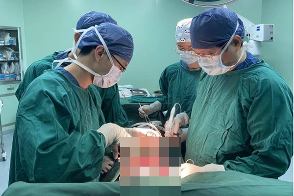 Người đàn ông ho liên tục tưởng bị cảm lạnh hóa ra bị ung thư phổi, một phần tim bị ăn mất, đâu là đối tượng nên đề phòng?-2