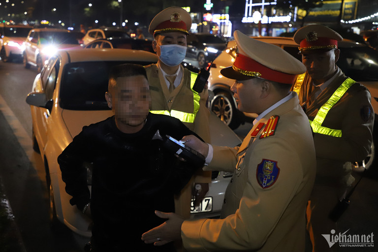 Xong những bữa tiệc tất niên, tài xế say xỉn mất quyền lái ô tô chơi Tết-2