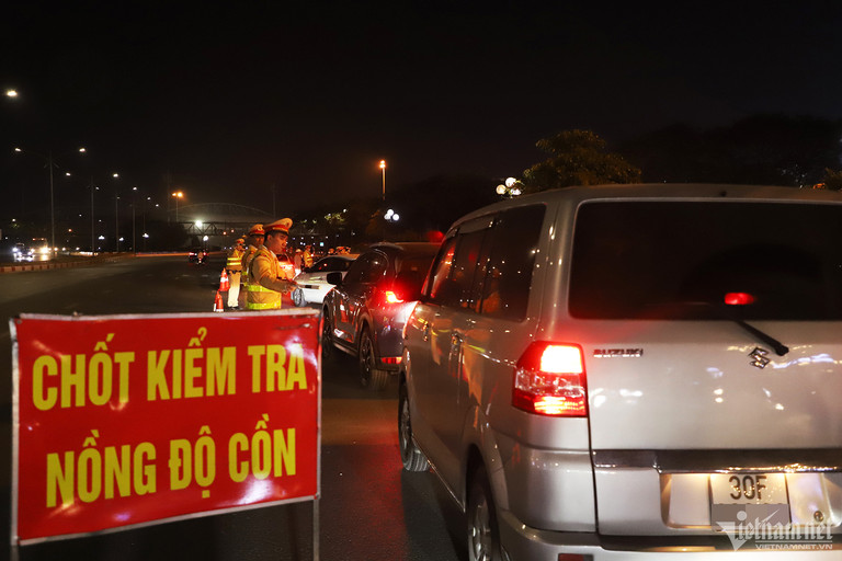 Xong những bữa tiệc tất niên, tài xế say xỉn mất quyền lái ô tô chơi Tết-1