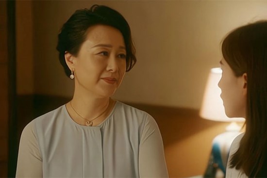 Cầm phong bì mẹ chồng đưa, tôi chỉ biết cúi đầu bật khóc