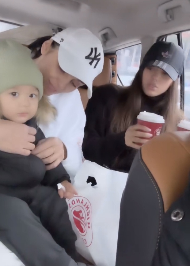 Không còn diện bikini nóng bỏng, vợ mẫu Tây của Bùi Tiến Dũng mặc kín bưng khi ra Hà Nội thăm chồng-2