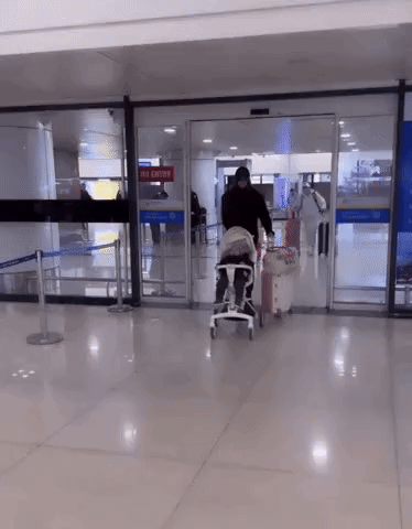 Không còn diện bikini nóng bỏng, vợ mẫu Tây của Bùi Tiến Dũng mặc kín bưng khi ra Hà Nội thăm chồng-1