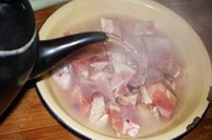Nhúng thịt lơn qua nước sôi, tưởng sạch mà ngấm thêm chất bẩn: Đầu bếp mách cách đơn giản nhất