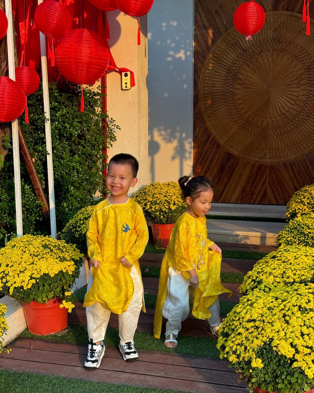 Cặp sinh đôi nhà Hồ Ngọc Hà mặc áo dài chụp ảnh Tết nhưng lạ lắm: Leon đã tấu hài, nhìn sang Lisa còn quậy hơn-2