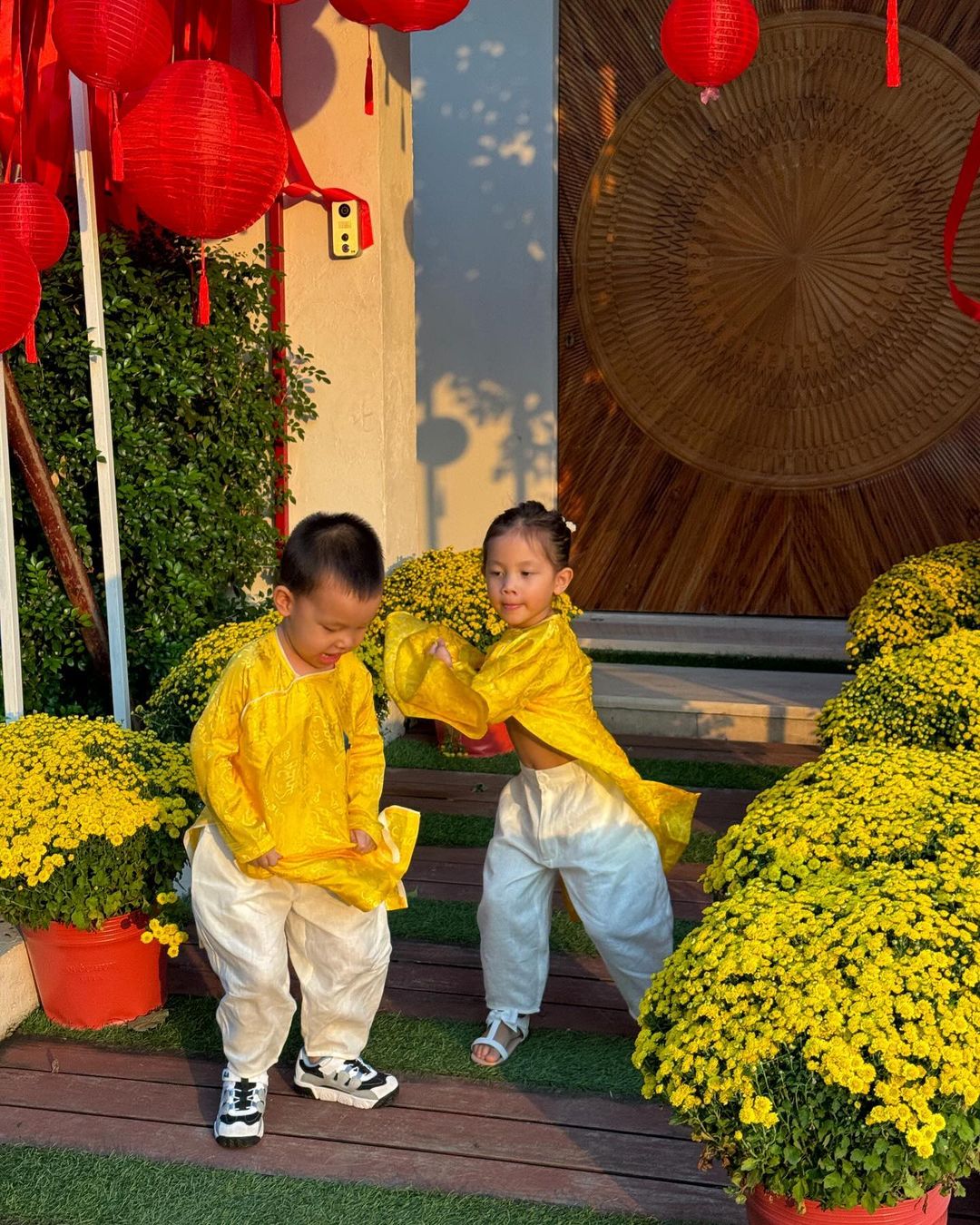 Cặp sinh đôi nhà Hồ Ngọc Hà mặc áo dài chụp ảnh Tết nhưng lạ lắm: Leon đã tấu hài, nhìn sang Lisa còn quậy hơn-1