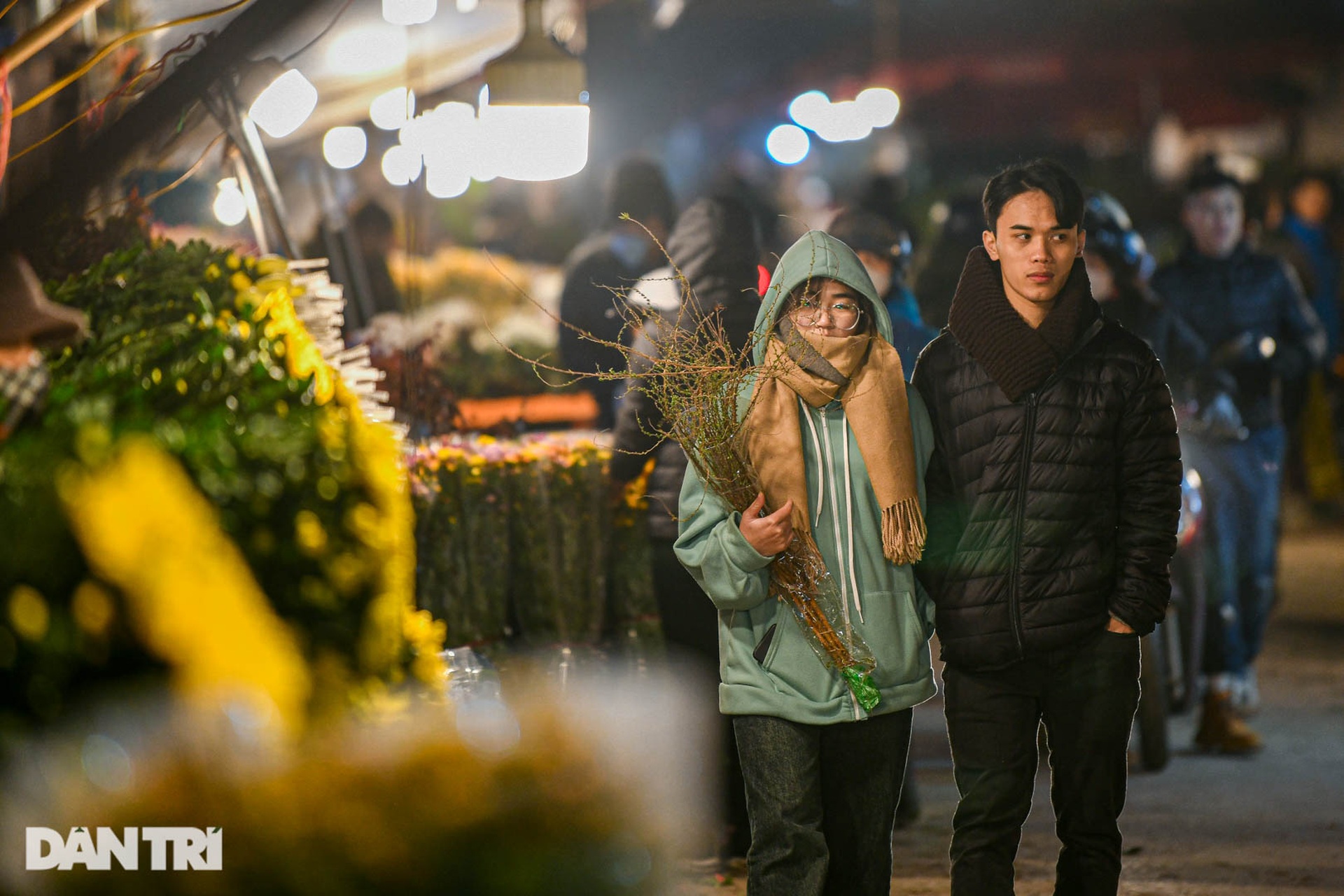 Chợ hoa lớn nhất ở Hà Nội họp xuyên đêm trong giá lạnh dưới 10 độ C-9
