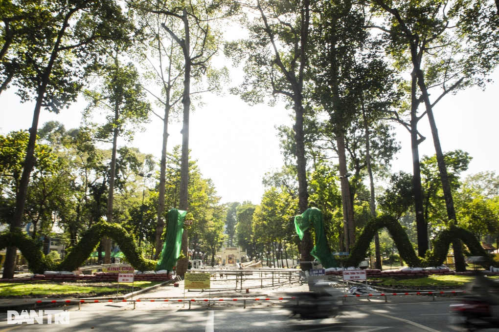 Cư dân mạng xôn xao về cặp rồng trước cổng công viên ở TPHCM-2
