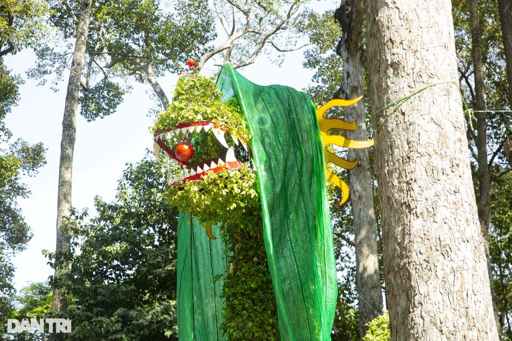 Cư dân mạng xôn xao về cặp rồng trước cổng công viên ở TPHCM-1