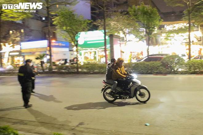 Nhiều thanh thiếu niên ngã sõng soài khi quay xe bỏ chạy né chốt 141-1