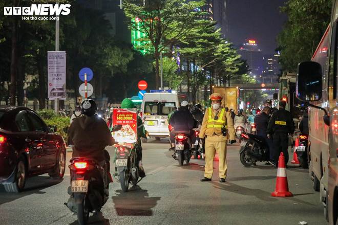 Nhiều thanh thiếu niên ngã sõng soài khi quay xe bỏ chạy né chốt 141-2