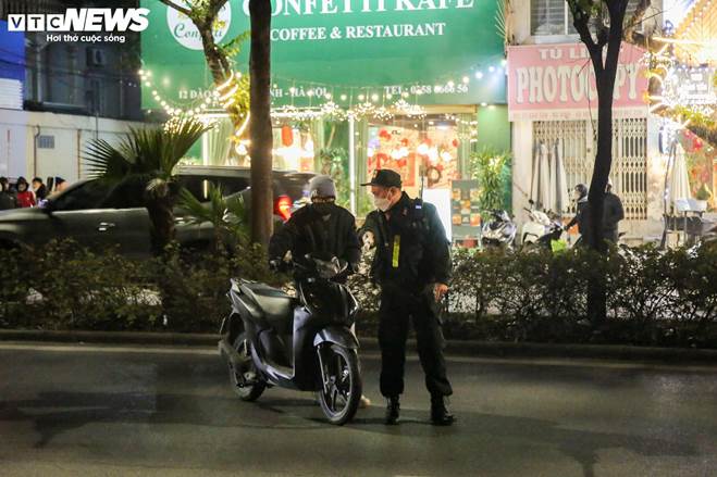 Nhiều thanh thiếu niên ngã sõng soài khi quay xe bỏ chạy né chốt 141-3