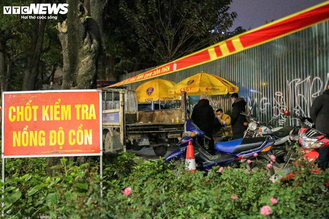 Nhiều thanh thiếu niên ngã sõng soài khi quay xe bỏ chạy né chốt 141-4