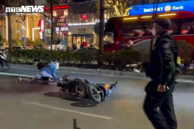 Nhiều thanh thiếu niên ngã sõng soài khi quay xe bỏ chạy né chốt 141-5