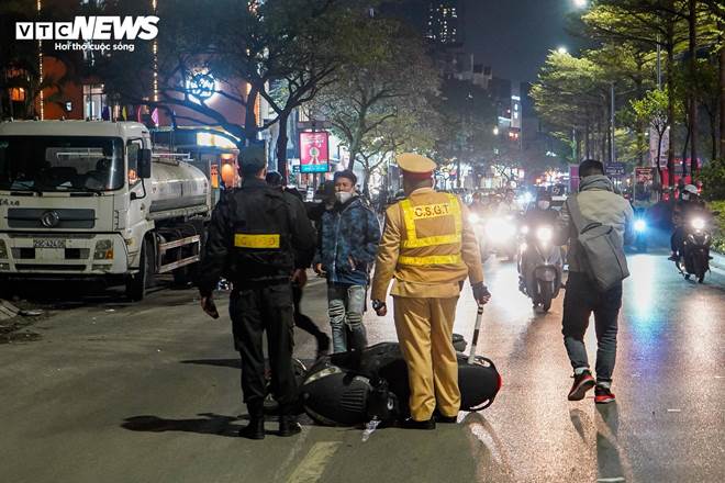 Nhiều thanh thiếu niên ngã sõng soài khi quay xe bỏ chạy né chốt 141-6