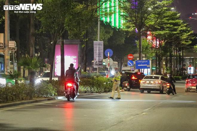 Nhiều thanh thiếu niên ngã sõng soài khi quay xe bỏ chạy né chốt 141-10