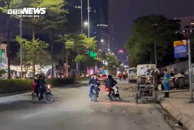 Nhiều thanh thiếu niên ngã sõng soài khi quay xe bỏ chạy né chốt 141-11