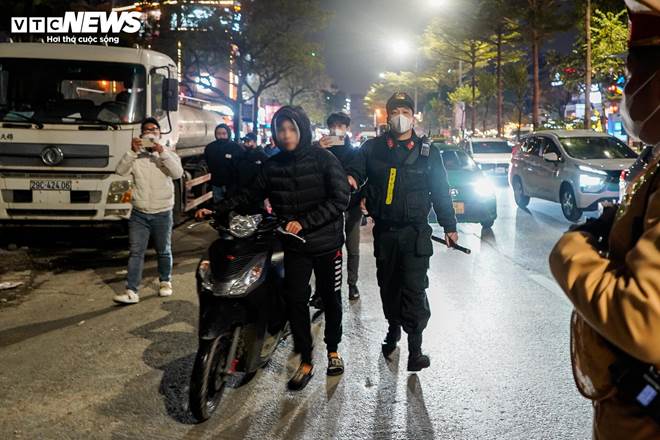 Nhiều thanh thiếu niên ngã sõng soài khi quay xe bỏ chạy né chốt 141-12