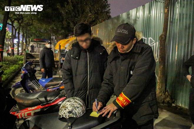 Nhiều thanh thiếu niên ngã sõng soài khi quay xe bỏ chạy né chốt 141-13