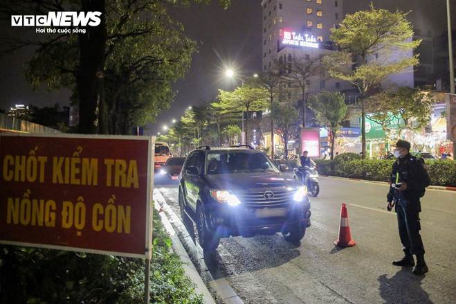 Nhiều thanh thiếu niên ngã sõng soài khi quay xe bỏ chạy né chốt 141-14